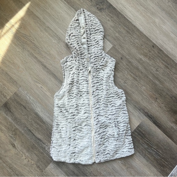 Altar’d State faux fur zip hooded vest - Picture 4 of 9